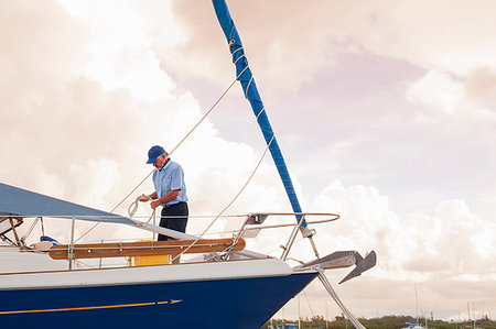simsearch:614-08875025,k - Senior man checking ropes on sailboat Foto de stock - Sin royalties Premium, Código: 614-09211395