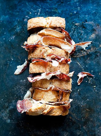 dry cured - Garlic crouton with prosciutto Stock Photo - Premium Royalty-Free, Code: 614-09211421