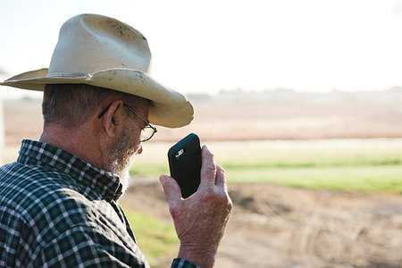 simsearch:614-08946700,k - Over shoulder view of senior male farmer holding up smartphone, Plattsburg, Missouri, USA Foto de stock - Sin royalties Premium, Código: 614-09211453