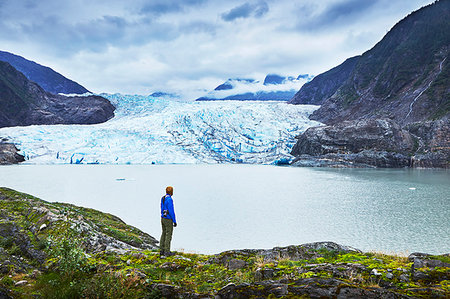 simsearch:649-08950372,k - Male hiker gazing at Mendenhall Glacier, Juneau, Alaska, USA Photographie de stock - Premium Libres de Droits, Code: 614-09211545