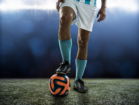 step aerobic - Footballer waiting for kick off Foto de stock - Sin royalties Premium, Código: 614-09211578