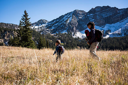 simsearch:614-06897884,k - Mother and children hiking, Catherine's Pass Trail, Albion Basin, Alta, Utah, USA Foto de stock - Sin royalties Premium, Código: 614-09211658