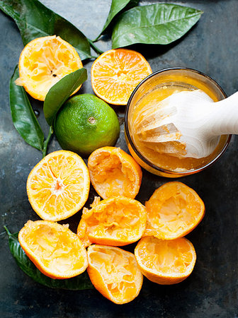 simsearch:614-08876147,k - Still life of freshly squeezed orange fruits and juicer Photographie de stock - Premium Libres de Droits, Code: 614-09211789