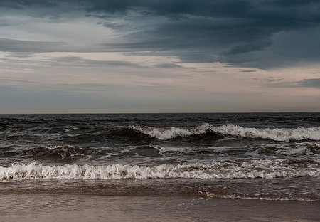 simsearch:614-08119763,k - Waves rolling in and stormy sky, Rockaway Beach, New York, USA Photographie de stock - Premium Libres de Droits, Code: 614-09211792