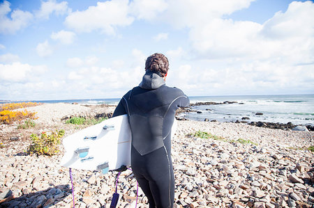 Male surfer carrying surfboard on beach, Gloucester, Massachusetts, USA Fotografie stock - Premium Royalty-Free, Codice: 614-09211829