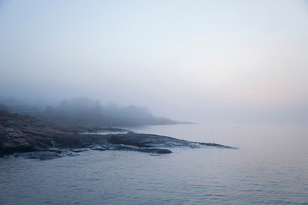 View of coastline and mist over sea, Gloucester, Massachusetts, USA Fotografie stock - Premium Royalty-Free, Codice: 614-09211834