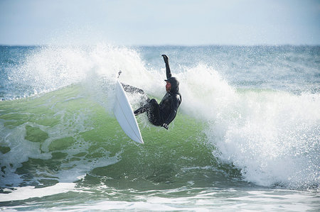 Male surfer surfing ocean wave, Gloucester, Massachusetts, USA Photographie de stock - Premium Libres de Droits, Code: 614-09211830