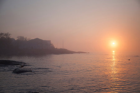 View of coastline and mist over sea at sunrise, Gloucester, Massachusetts, USA Fotografie stock - Premium Royalty-Free, Codice: 614-09211833