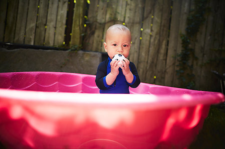 simsearch:614-03648659,k - Baby boy inside pink tub Fotografie stock - Premium Royalty-Free, Codice: 614-09211864