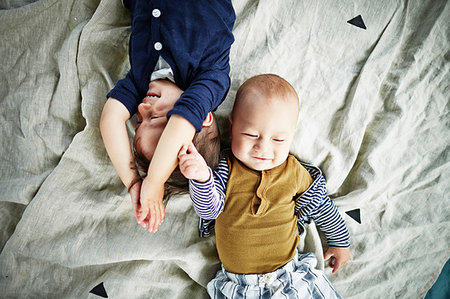 simsearch:649-06829986,k - Brothers playing on bed Stock Photo - Premium Royalty-Free, Code: 614-09211867