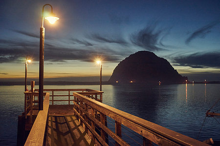 simsearch:614-08383692,k - Silhouetted view of Morro Bay Rock and pier at dusk, Morro Bay, California, USA Foto de stock - Sin royalties Premium, Código: 614-09211898