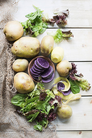 simsearch:614-09210324,k - Peeled potatoes with salad, overhead view Stock Photo - Premium Royalty-Free, Code: 614-09211954
