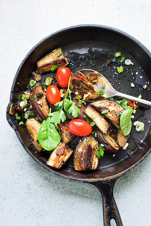 simsearch:614-08878207,k - Still life of fried aubergines with plum tomatoes in frying pan Photographie de stock - Premium Libres de Droits, Code: 614-09212010