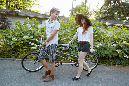 simsearch:614-08544737,k - Young couple on suburban road preparing for tandem cycle ride Photographie de stock - Premium Libres de Droits, Code: 614-09212078