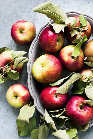 simsearch:649-08306847,k - Overhead view of apples in serving dish Foto de stock - Sin royalties Premium, Código: 614-09212237