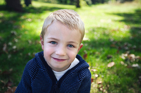 simsearch:614-09056681,k - Portrait of blonde boy looking at camera smiling Fotografie stock - Premium Royalty-Free, Codice: 614-09212243