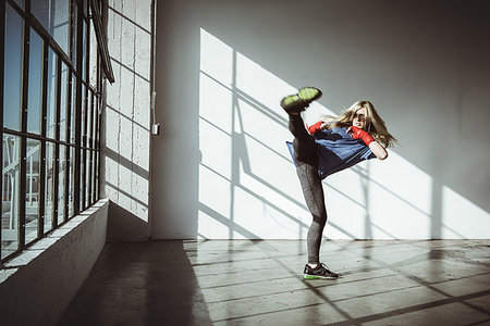 simsearch:614-08879114,k - Full length front view of young woman in gym in kickboxing stance looking away Stock Photo - Premium Royalty-Free, Code: 614-09212265