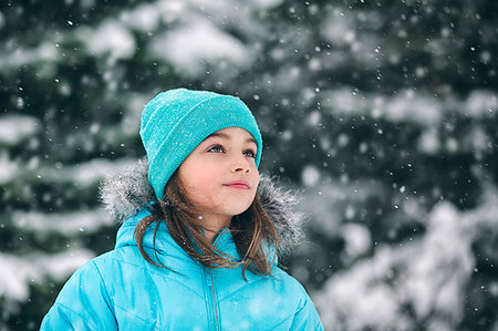 simsearch:614-09212275,k - Girl wearing knit hat looking away, snowing Photographie de stock - Premium Libres de Droits, Code: 614-09212267