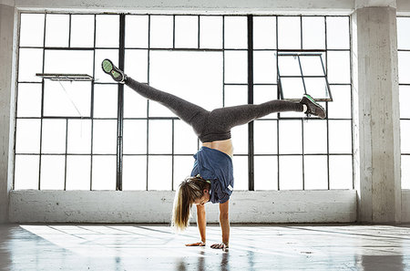 simsearch:614-07239925,k - Rear view of young woman in gym doing handstand, open legs Photographie de stock - Premium Libres de Droits, Code: 614-09212263