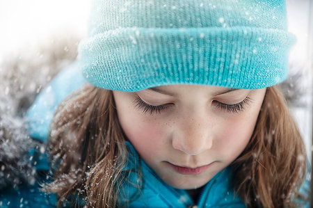 simsearch:614-09212275,k - Close up portrait of girl wearing knit hat looking down, snowing Photographie de stock - Premium Libres de Droits, Code: 614-09212273