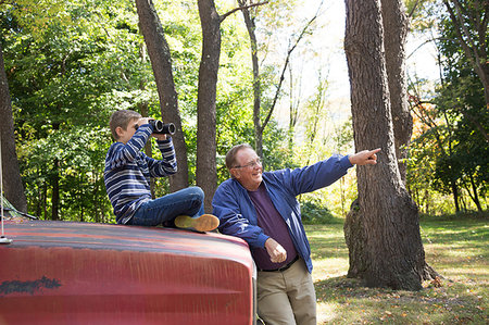 simsearch:614-08946811,k - Senior and grandson pointing and using binoculars in woods Photographie de stock - Premium Libres de Droits, Code: 614-09212367