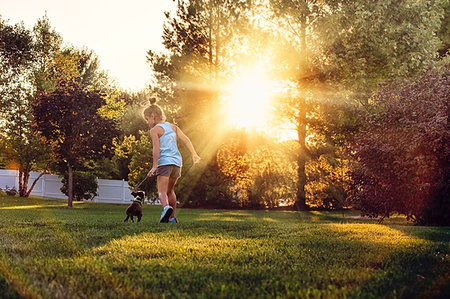 simsearch:696-03398401,k - Rear view of girl in park running with Boston terrier puppy Photographie de stock - Premium Libres de Droits, Code: 614-09212430