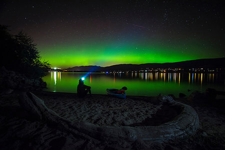 simsearch:614-08392479,k - Man looking at aurora borealis over Okanagan Lake, Kickininee Provincial Park, Penticton, British Columbia, Canada Photographie de stock - Premium Libres de Droits, Code: 614-09212466