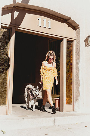simsearch:614-09213744,k - Young woman with pet dog at entrance of building Fotografie stock - Premium Royalty-Free, Codice: 614-09213736