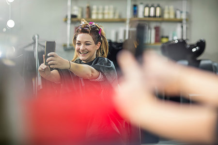 simsearch:614-09213780,k - Customer taking selfie in hair salon Fotografie stock - Premium Royalty-Free, Codice: 614-09213778