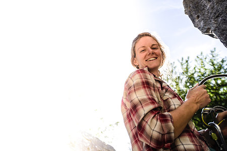 simsearch:614-09213863,k - Young female rock climber at rock face, portrait, Smoke Bluffs, Squamish, British Columbia, Canada Fotografie stock - Premium Royalty-Free, Codice: 614-09213848