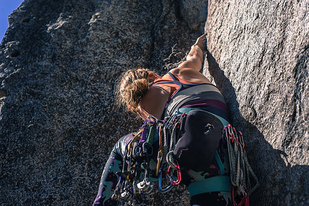 roche - Young female rock climber climbing rock face, Smoke Bluffs, Squamish, British Columbia, Canada Photographie de stock - Premium Libres de Droits, Code: 614-09213843