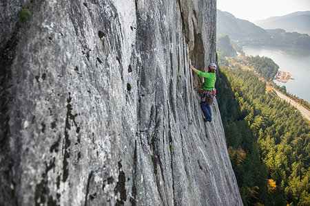 simsearch:614-09213863,k - Young female rock climber climbing up rock face, elevated view, The Chief, Squamish, British Columbia, Canada Fotografie stock - Premium Royalty-Free, Codice: 614-09213864