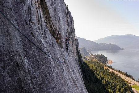 simsearch:614-09213863,k - Young male rock climber climbing rock face, elevated view, The Chief, Squamish, British Columbia, Canada Fotografie stock - Premium Royalty-Free, Codice: 614-09213860