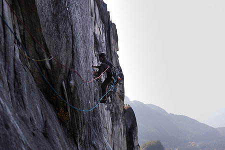 simsearch:614-09213863,k - Young male rock climber climbing rock face, elevated view, The Chief, Squamish, British Columbia, Canada Fotografie stock - Premium Royalty-Free, Codice: 614-09213861