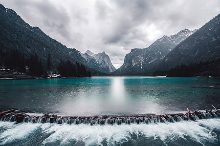 pesca mediante encañizadas - Landscape with lake weir and snow capped mountains, Dolomites, Italy Foto de stock - Sin royalties Premium, Código: 614-09213880