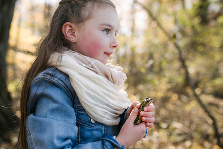 Little girl holding frog in forest Photographie de stock - Premium Libres de Droits, Code: 614-09231980