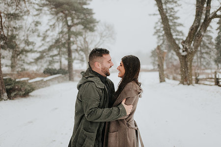 Couple hugging in snowy landscape, Georgetown, Canada Photographie de stock - Premium Libres de Droits, Code: 614-09232007