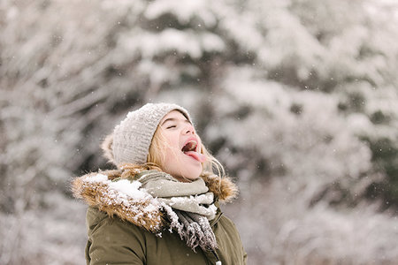 foreground (something in the foreground) - Girl with mouth open waiting for snow Photographie de stock - Premium Libres de Droits, Code: 614-09232001