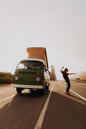 simsearch:857-06721627,k - Man on road trip skateboarding by van, Ventura, California, US Foto de stock - Sin royalties Premium, Código: 614-09232030