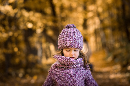 shoulders mom - Little girl in forest Photographie de stock - Premium Libres de Droits, Code: 614-09232072
