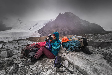 Rock climber by climbing equipment shielding from extreme weather, El Chaltén, south Patagonia, Argentina Foto de stock - Sin royalties Premium, Código: 614-09232157