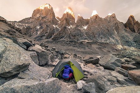 Rock climber camping in El Chaltén, south Patagonia, Argentina Photographie de stock - Premium Libres de Droits, Code: 614-09232160