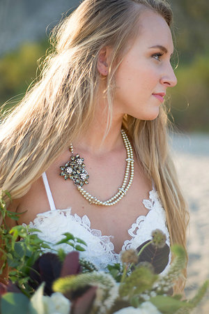 simsearch:670-06450366,k - Bride with bouquet on beach Photographie de stock - Premium Libres de Droits, Code: 614-09232215