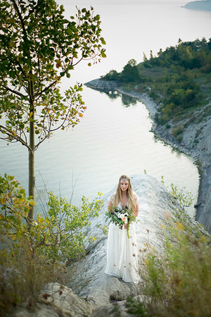 Bride with bouquet on clifftop by coast, Scarborough Bluffs, Toronto, Canada Stock Photo - Premium Royalty-Free, Code: 614-09232219