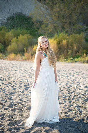 scarborough, toronto - Bride in wedding dress on beach at sunset, Scarborough Bluffs, Toronto, Canada Stock Photo - Premium Royalty-Free, Code: 614-09232211