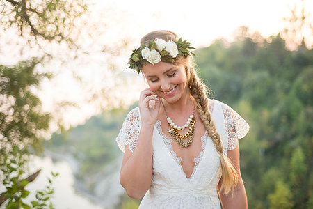 Bride on clifftop by coast, Scarborough Bluffs, Toronto, Canada Stock Photo - Premium Royalty-Free, Code: 614-09232221