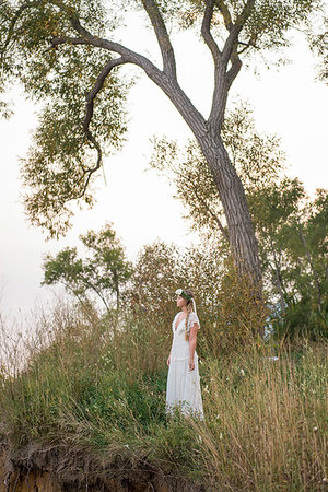 scarborough, toronto - Bride in long grass by tree, Scarborough Bluffs, Toronto, Canada Stock Photo - Premium Royalty-Free, Code: 614-09232222