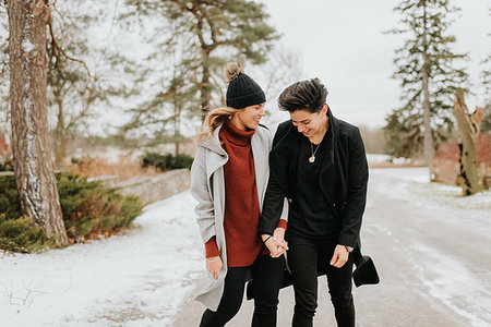 Couple walking in snowy landscape, Georgetown, Canada Fotografie stock - Premium Royalty-Free, Codice: 614-09232241