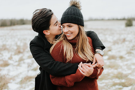 Couple hugging in snowy landscape, Georgetown, Canada Fotografie stock - Premium Royalty-Free, Codice: 614-09232256