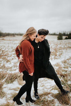 Couple walking in snowy landscape, Georgetown, Canada Fotografie stock - Premium Royalty-Free, Codice: 614-09232251